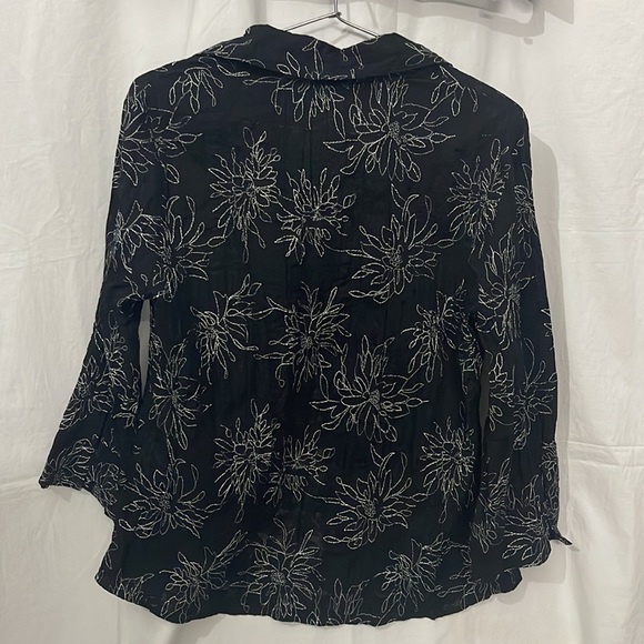 Stylish Black Thread Work Shirt in Size M
Size M
Excellent Fabric - Picture 4 of 4